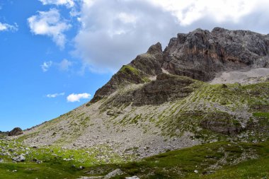 Dağ manzarası, kayalar, yamaçlar ve taşlar