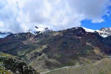 Majestic Alp Dağları 'nın karlı zirveleri