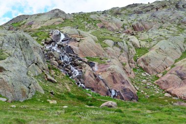 Dağlardaki kayaların üzerinden sular akar.