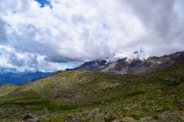 güzel dağ manzarası ve bulutlu gökyüzü