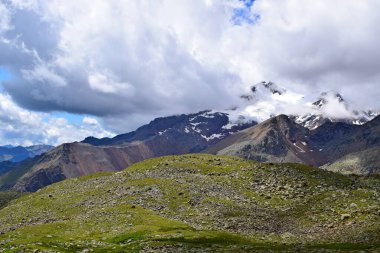 Bulutlu muhteşem dağ manzarası