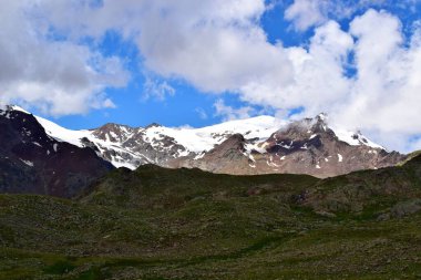 Bulutlar ve taşlarla muhteşem bir dağ manzarası.