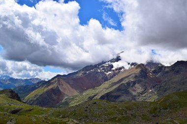 Bulutlu ve taşlı güzel dağ manzarası