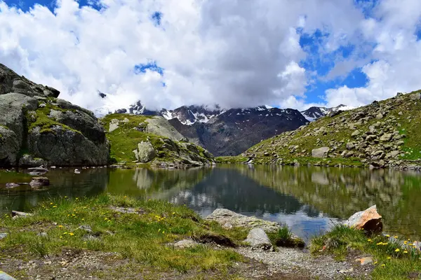 Dağların yükseklerinde inanılmaz bir göl, inanılmaz bir manzara.