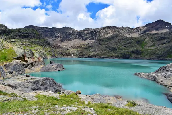 Dağların yükseklerinde su renginde inanılmaz bir göl.