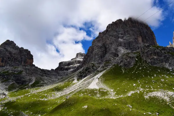 Dağ manzarası, dağlarda yüksek kayalar, bulutlar.