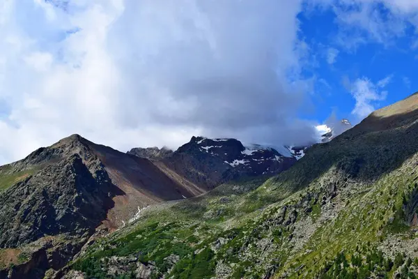 Bulutlarda zirveleri olan güzel dağ manzarası