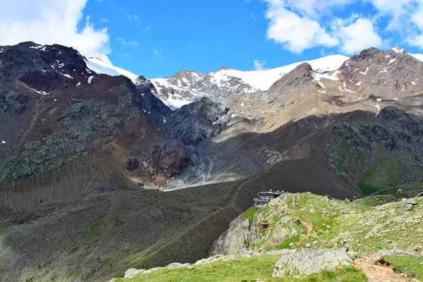 Alp dağlarının görkemli zirveleri kar ve yakıt ikmali ile kaplıdır.