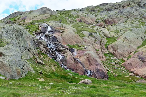 Dağlardaki kayaların üzerinden sular akar.