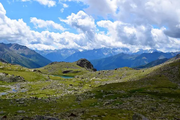Yazın gölü olan inanılmaz güzel Alpler.