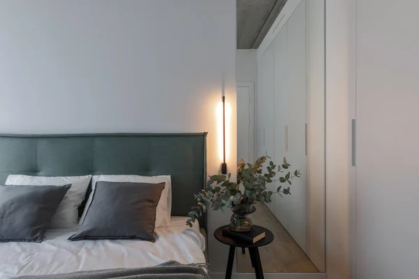 Μοντέρνος Μινιμαλιστικός Εσωτερικός Σχεδιασμός Κρεβατοκάμαρας Γκρι Αποχρώσεις Ανοιχτό Πράσινο Κρεβάτι — Φωτογραφία Αρχείου