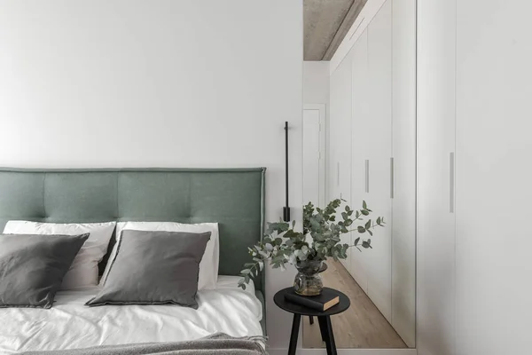 Μοντέρνος Μινιμαλιστικός Εσωτερικός Σχεδιασμός Κρεβατοκάμαρας Γκρι Αποχρώσεις Ανοιχτό Πράσινο Κρεβάτι — Φωτογραφία Αρχείου