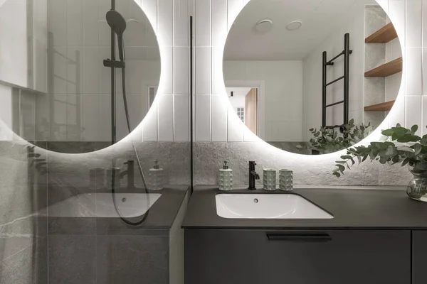 Modernes Minimalistisches Badezimmer Interieur Mit Grauen Steinfliesen Schwarzen Möbeln Eukalyptus — Stockfoto