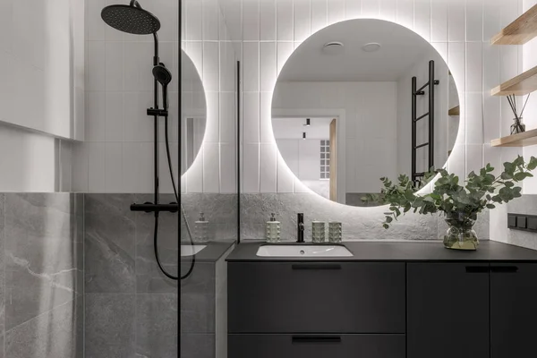 Modernes Minimalistisches Badezimmer Interieur Mit Grauen Steinfliesen Schwarzen Möbeln Eukalyptus — Stockfoto