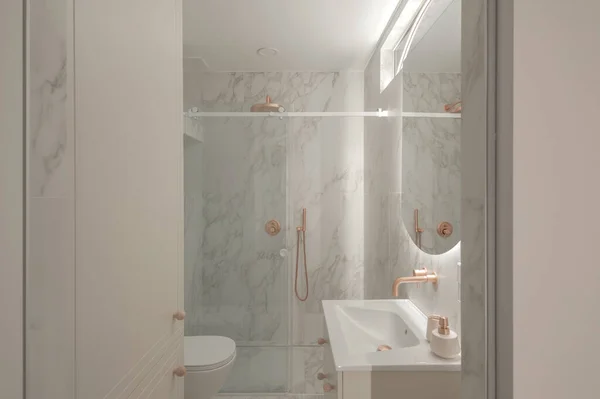 Modernes Minimalistisches Badezimmer Interieur Mit Marmorfliesen Runder Spiegel Mit Led — Stockfoto