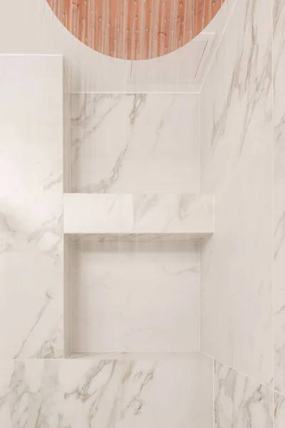 大理石のタイルと現代的なミニマリストのバスルームのインテリアデザイン 実行中の水と銅シャワー 審美的なシンプルなインテリアデザインのコンセプト — ストック写真
