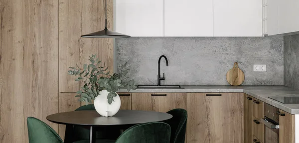 Moderní Minimalistický Interiér Kuchyně Jídelny Dřevěnými Bílými Povrchy Zelenými Židlemi — Stock fotografie