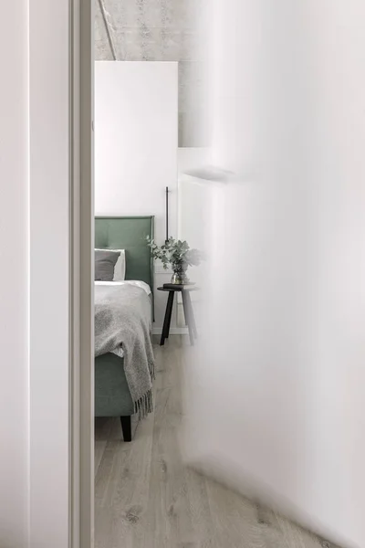 现代简约的居室室内设计 灰色色调 浅绿色床 玻璃瓶里有桉树 斯堪的纳维亚风格 美学上简单的室内设计概念 — 图库照片