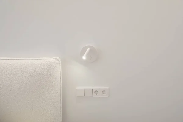 Lampu Led Putih Samping Tempat Tidur Menerangi Dinding Sumber Cahaya — Stok Foto