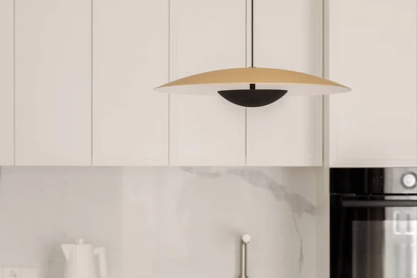 Ζεστή Λευκή Κουζίνα Εσωτερική Διακόσμηση Φως Οροφής Σύγχρονη Κουζίνα Εσωτερική — Φωτογραφία Αρχείου