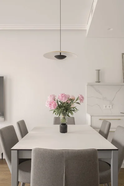 Ζεστή Λευκή Κουζίνα Εσωτερική Διακόσμηση Γκρι Καρέκλες Δρύινο Δάπεδο Τριανταφυλλιά — Φωτογραφία Αρχείου
