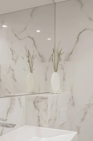 Moderne Minimalistische Witte Badkamer Interieur Met Marmeren Tegels Witte Kranen — Stockfoto