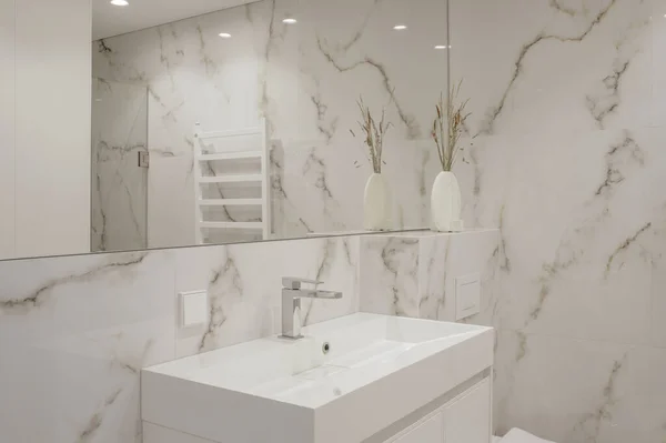 Modernes Minimalistisches Weißes Badezimmer Mit Fliesen Marmorstil Und Weißen Wasserhähnen — Stockfoto