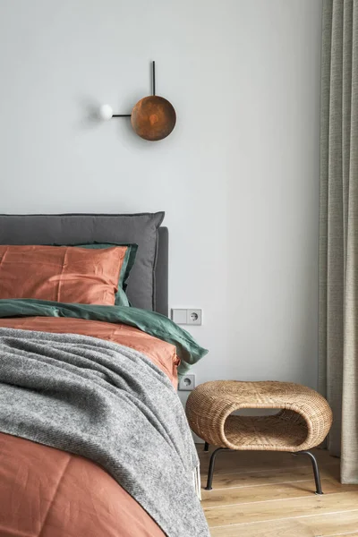 Υπνοδωμάτιο Εσωτερικό Σκουριά Χρώμα Λινό Και Μαξιλάρια Ένα Κρεβάτι Γκρι — Φωτογραφία Αρχείου