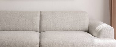 Sıcak gri kanepe yakın. Minimalist mobilya konsepti