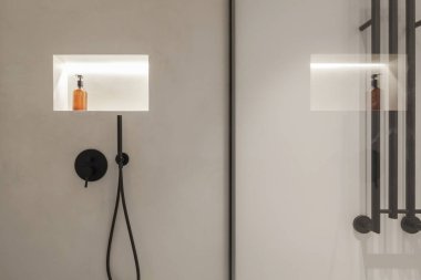 Modern Japandi banyo iç tasarımı beyaz tonlarda, beyaz cilalı beton zemin, mikrobeton duvarlar. Japandi ya da Wabi sabi kavramı