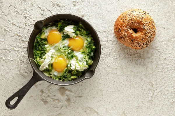 Groene Shakshuka Met Fris Gebakken Bagel Gefrituurde Eieren Een Gietijzeren — Stockfoto