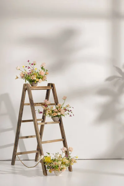 Arrangement Fleurs Fraîches Coupées Sur Échelle Bois Dans Vase Pour — Photo