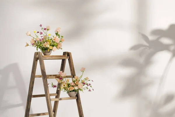 Dekorasyonu Dekorasyon Için Vazonun Içindeki Tahta Merdivende Yeni Kesilmiş Çiçek — Stok fotoğraf