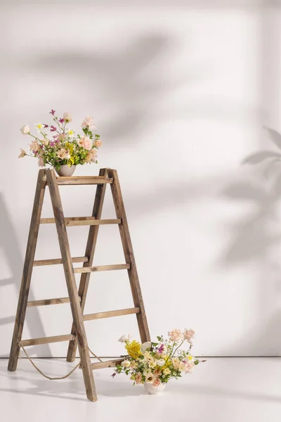 Σύνθεση Φρέσκα Λουλούδια Ξύλινη Σκάλα Βάζο Για Διακόσμηση Σπιτιού Για — Φωτογραφία Αρχείου