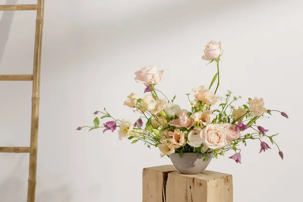 Arrangement Fleurs Fraîches Coupées Sur Souche Bois Dans Vase Pour — Photo