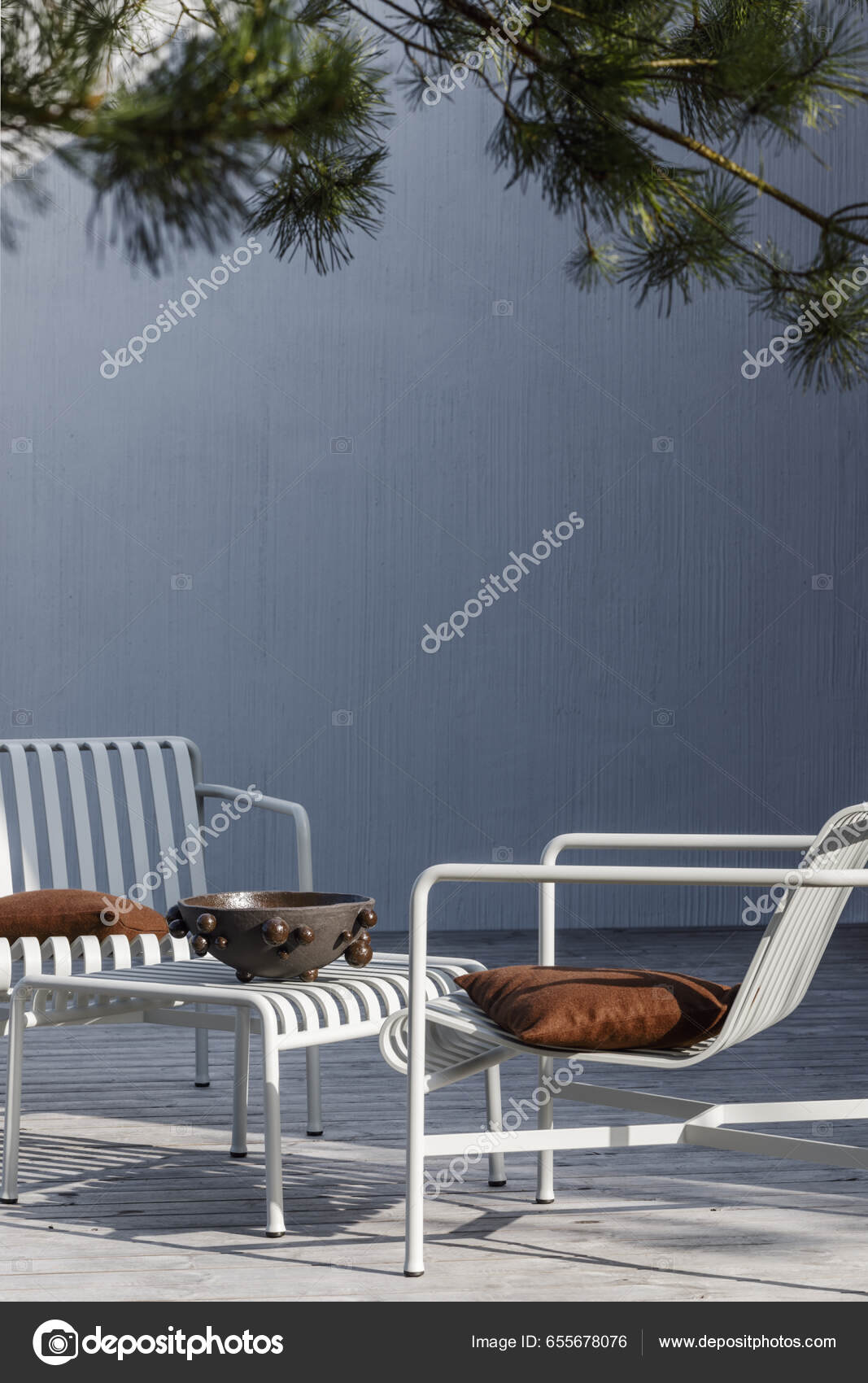 Εξωτερική Βεράντα Βεράντα Γκρι Μεταλλικά Έπιπλα Στο Ξύλινο Κατάστρωμα Άνετο  — Φωτογραφία Αρχείου © jevgenijazukova #655678076