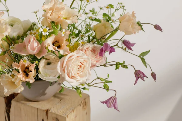 Fresh Cut Flower Arrangement Wooden Stump Vase Decoration Home Interiors — Stock Photo, Image