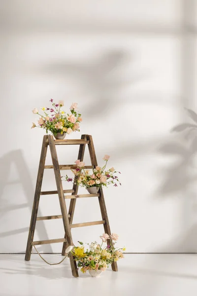 Arreglo Floral Recién Cortado Escalera Madera Jarrón Para Decoración Para — Foto de Stock