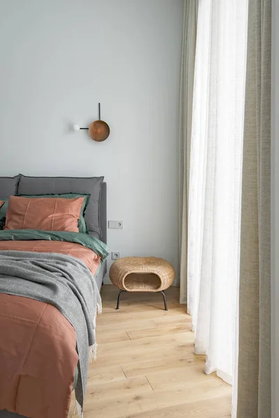 Υπνοδωμάτιο Εσωτερικό Σκουριά Χρώμα Λινό Και Μαξιλάρια Ένα Κρεβάτι Γκρι — Φωτογραφία Αρχείου