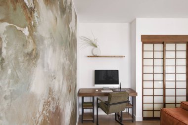 Modern Japandi apartman iç tasarımı toprak tonlarında, doğal dokuları ahşap sert meşe masası ve kil dekoratif duvarı var. Japandi kavramı