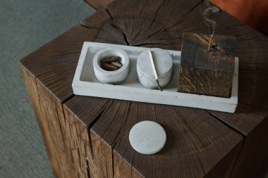 Meditasyon için yanan tütsü dumanı ve ahşap minimalist arka planda dinlenme. Yoga konsepti için Aromaterapi dumanı.