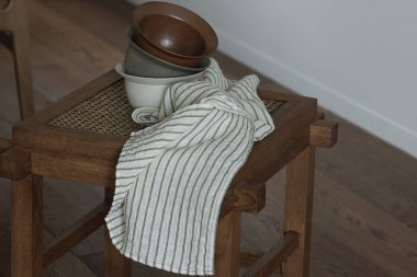 Keten havluyla kaplı seramik kaseler.