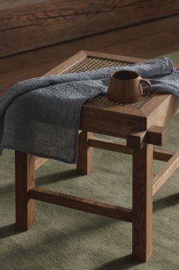 Kahverengi seramik bardakla keten çay havlusu.. 