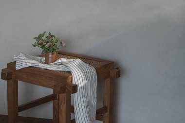 Seramik sürahide yabani yonca ve rattan tabure süsleme elementi. Mutfak estetiği konsepti