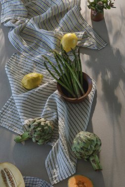 Mutfak tezgahında taze sağlıklı sebzeler ve meyveler. Sağlıklı yaşam tarzı kavramı. Mutfak estetiği konsepti