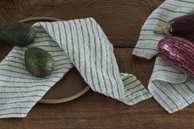 Taze avokado ve patlıcan sağlıklı yaşam için çeşitli sebzeler.