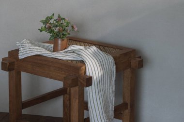 Seramik sürahide yabani yonca ve rattan tabure süsleme elementi. Mutfak estetiği konsepti