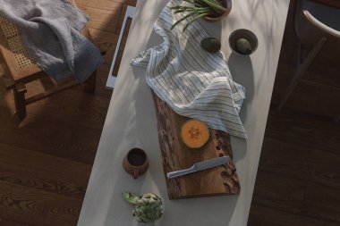 Taze sağlıklı sebzeler ve mutfak tezgahında bıçağı olan meşe ağacı doğrama tahtası. Sağlıklı yaşam tarzı kavramı. Mutfak estetiği konsepti