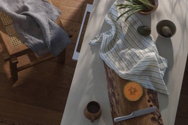 Taze sağlıklı sebzeler ve mutfak tezgahında bıçağı olan meşe ağacı doğrama tahtası. Sağlıklı yaşam tarzı kavramı. Mutfak estetiği konsepti