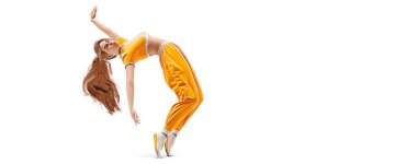 Genç bir hip-hop dansçısının gerçekçi silueti, beyaz arka planda izole edilmiş break dans yapan kadın. 3d resimleme
